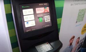 «Приватбанк» в Запорожье перестал принимать доллары и евро в терминалах