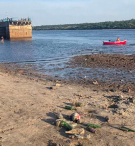 Берег и дно Днепра чистят на городском центральном пляже