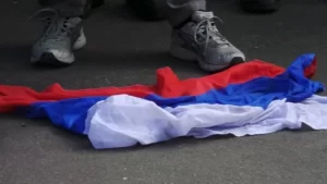 В Мелитопольском районе девушка сорвала российский триколор с административного здания — СМИ