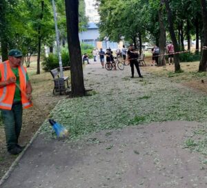 Коммунальщики устраняли последствия удара по Запорожью. ФОТО