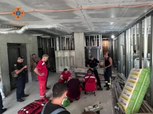 В Запорожье во время монтажных работ травмировались два рабочих и еще один погиб
