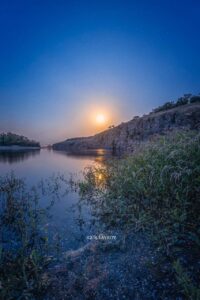 Фотограф запечатлел вечер во время полнолуния в Запорожье (ФОТО)