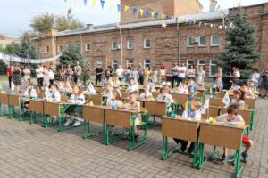 Першокласники з Мелітополя зустріли 1 вересня у Запоріжжі. ФОТО