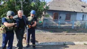 Маломобільних громадян евакуювали з Оріхова. ВІДЕО