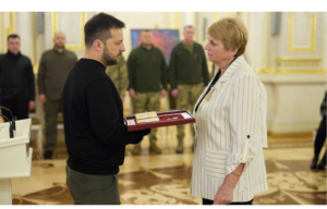 Владимир Зеленский вручил ордена “Золотая Звезда” семьям военных, погибших в Запорожской области