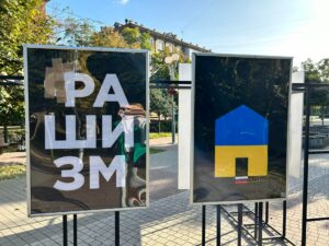 В Запорожье открылась выставка плакатов художника из Токмака (ФОТО)