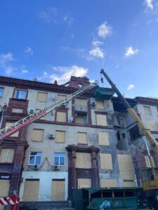 Аварийный дом на проспекте Соборном ремонтировали всю ночь (ФОТО)