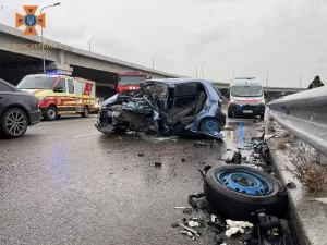 ДТП в Запорожье: спасатели доставали женщину из покареженного автомобиля (ФОТО)