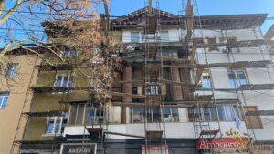 Три багатоповерхівки в Запоріжжі почали відбудовувати після ракетних атак