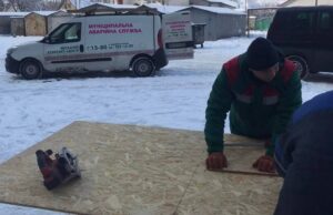 Наслідки збиття російського дрона у Запоріжжі: у будинках ушкоджено вікна та балкони (ФОТО)
