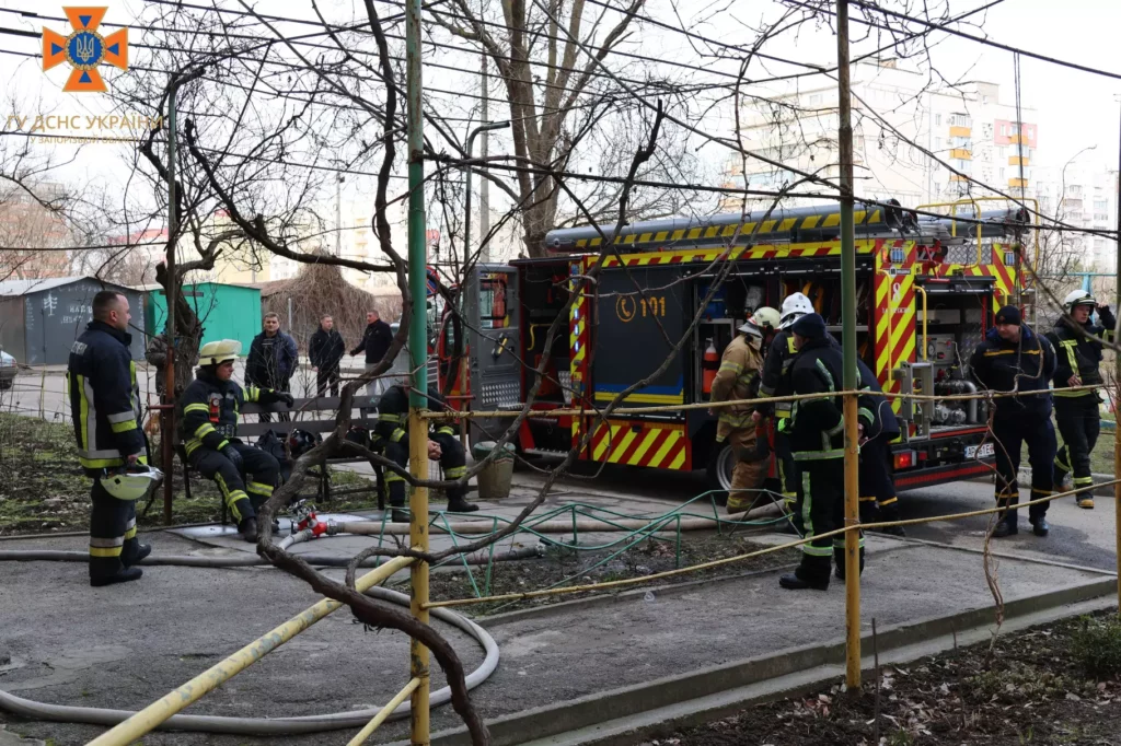У Запоріжжі з палаючого будинку врятували жінку