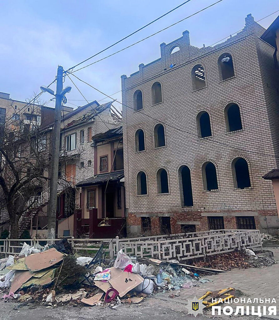 Окупанти вдарили по торговому центрі в Нікополі