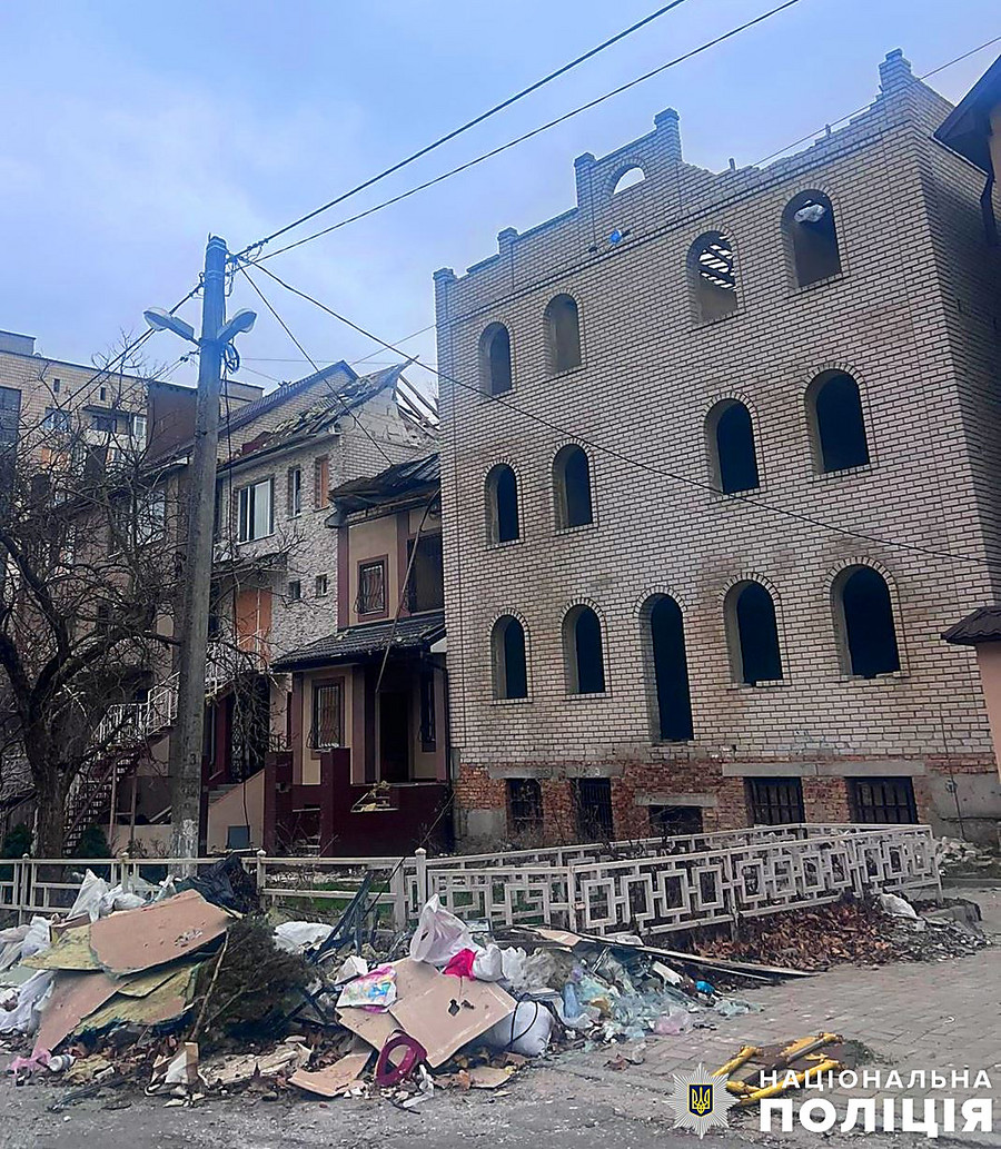 Окупанти вдарили по торговому центрі в Нікополі