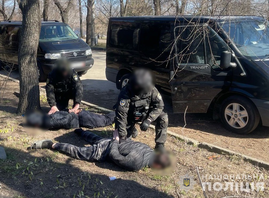 У Запоріжжі група осіб займалися незаконним продажем зброї