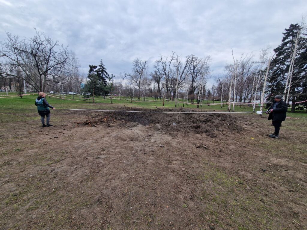 Екологи показали вирву від ракети, яка ударила по Запоріжжю 22 березня