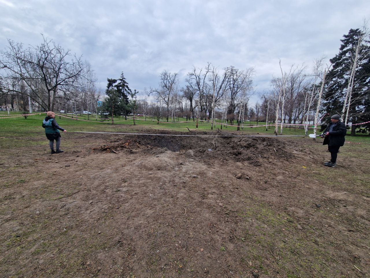 Екологи показали вирву від ракети, яка ударила по Запоріжжю 22 березня