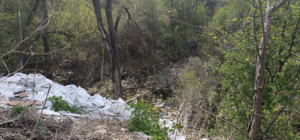 У Запоріжжі чоловік скинув у водойму будівельне сміття: на порушника чекає штраф (ФОТО)