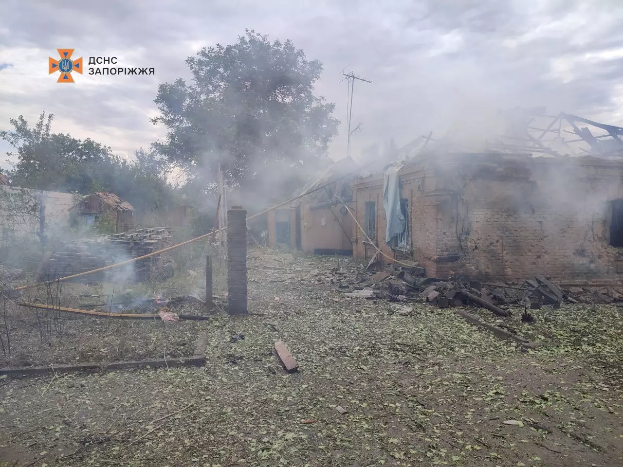 На Запоріжжі внаслідок обстрілів загорілися будинки