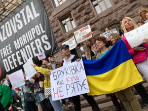 У Запоріжжі стелять тротуарну плитку на Соборному проспекті: в мережі спалахнув скандал (ВІДЕО)