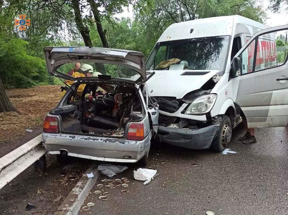 У Запоріжжі чоловіка затиснуло автівкою в ДТП