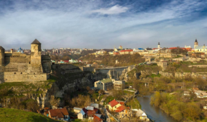 Діти ВПО з Мелітополя можуть безкоштовно відпочити у Хмельницькій області: як зареєструватись