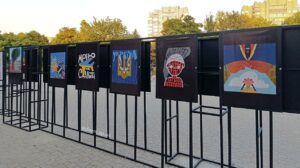 В Запорожье во всех районах города открылись уличные выставки «Плакаты военного времени» (АДРЕСА)
