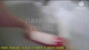 Запорожские патрульные вместе с горожанами ликвидировали возгорание авто (ВИДЕО)