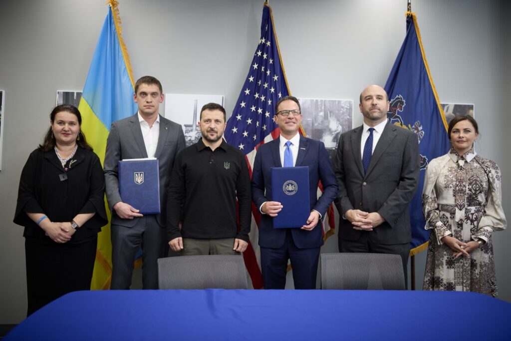 Укладення угоди. Фото: офіційний сайт Президента України