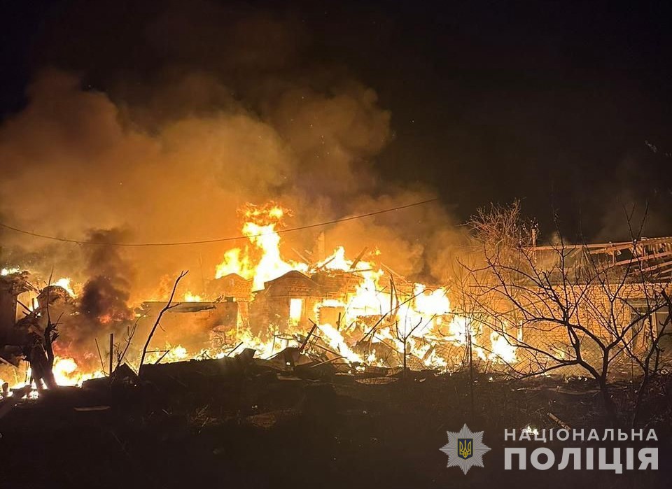 Наслідки обстрілу в Комишувасі.
