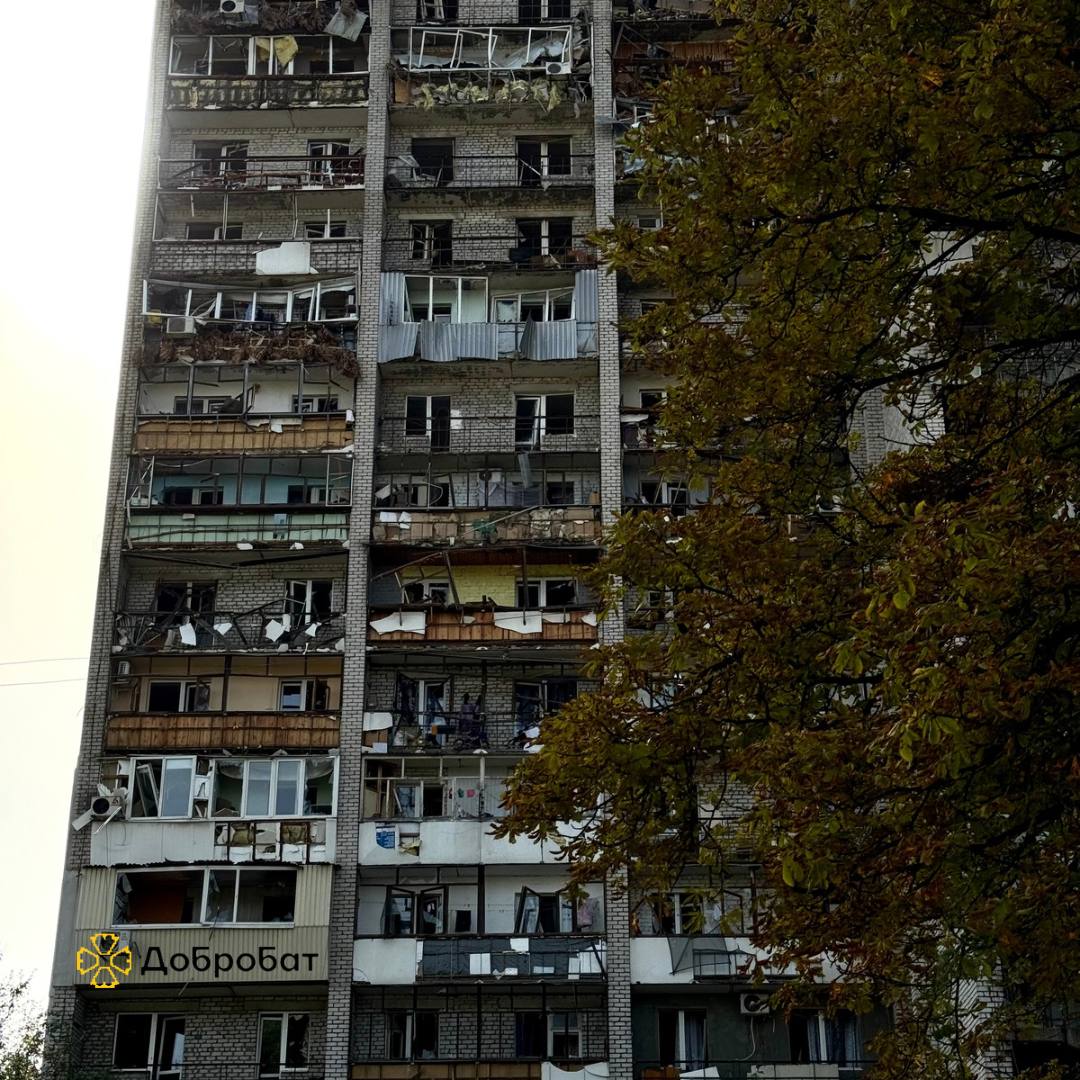 Вчора, 1 жовтня, росіяни завдали чергового удару по Запоріжжю. Пошкоджень зазнали житлові квартири та інфраструктура в двох районах міста. На місце події виїхали волонтери Добробату, щоб допомогти у розборі завалів.