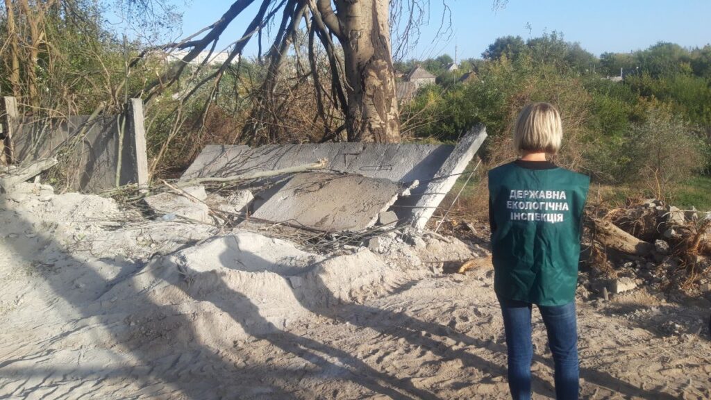 У Комунарському районі виявили пошкоджену внаслідок обстрілів територію