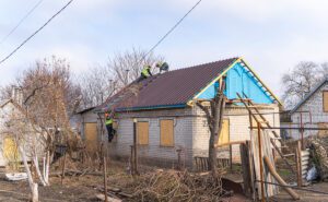 У Шевченківському районі Запоріжжя відновлюють пошкоджені обстрілами будинки (ФОТО)