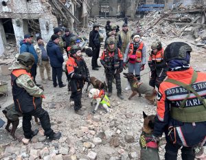 У Запоріжжі досі шукають чоловіка під завалами після обстрілу (ФОТО)
