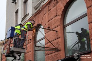 В Запорожье на центральном проспекте демонтировали большую рекламную вывеску