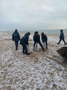 У Бердянську окупанти зупинили очищення пляжів від мазуту  