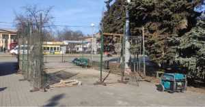 Складатиметься з двох частин: у Запоріжжі почали встановлювати нове укриття (ФОТО)