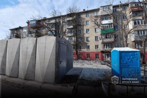 В Запорожье не будут устанавливать новые бетонные укрытия в ближайшее время: причина