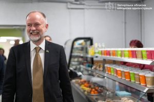 Посол Королевства Швеция посетил четвертую подземную школу в Запорожье: где именно