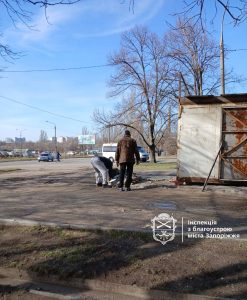 У Хортицькому районі прибрали сміття після демонтажу МАФу