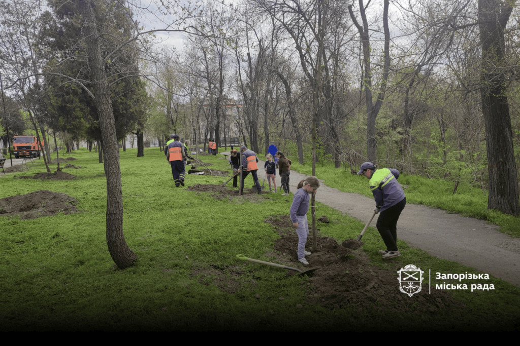 У парку "Придніпровський" висадили 200 дерев і кущів