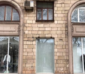 В центре Запорожья убрали рекламу из исторического здания (ФОТО)