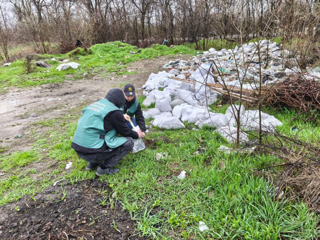 У Запоріжжі виявили численні мішки зі сміттям
