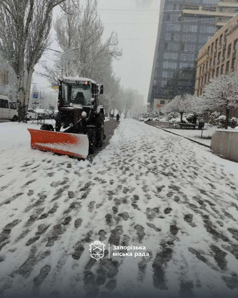 У Запоріжжі знову запрацювали снігоочисні машини (ФОТО)