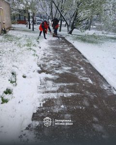 В Запорожье снова заработали снегоуборочные машины (ФОТО)