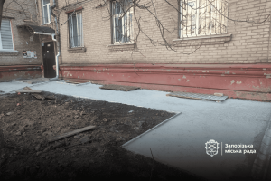 В Запорожье рядом с многоэтажками кладут асфальт: где именно