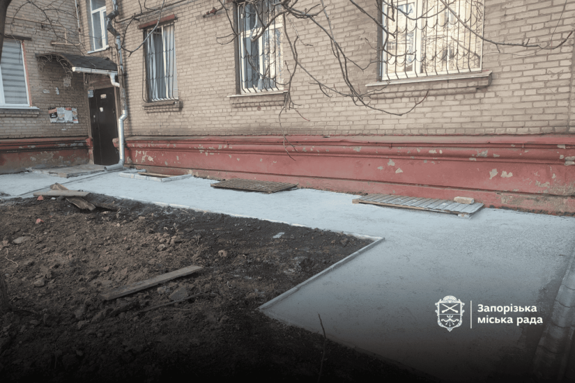 У Запоріжжі поблизу багатоповерхівок кладуть асфальт
