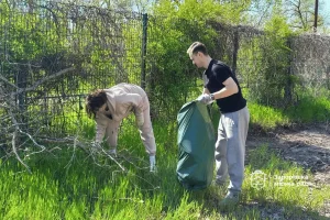 У Запоріжжі біля парку “Веселка” прибрали сміття (ФОТО)