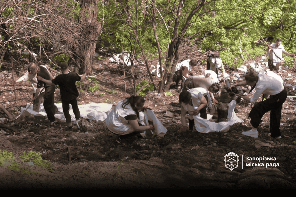 У Запоріжжі прибрали балку, яку перетворили на стихійне сміттєзвалище