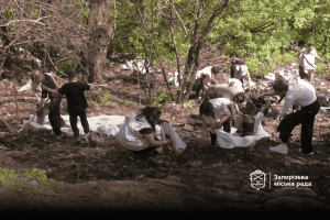 У Запоріжжі прибрали балку, яку перетворили на стихійне сміттєзвалище: де саме