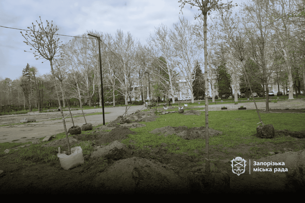 У парку "Придніпровський" висадили 200 дерев і кущів